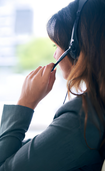Mitarbeiterin im Kundensupport von Delphin Installateur bei der Beratung am Telefon